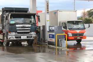 トラック用の大きな給油レーンが2列あるのも嬉しいポイント。アドブルー補給機もレーンに設置されています。
