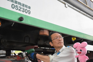 ただいま大型トラックの給油中です。スタッフの真剣な眼差しがかっこいい！