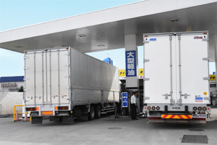 鹿沼は日本列島のほぼ中間地点、北海道から九州まで日本中のトラックが次々立ち寄ります。