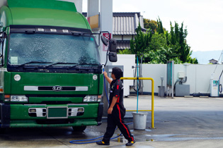 ▲スタッフが丁寧に洗車します！