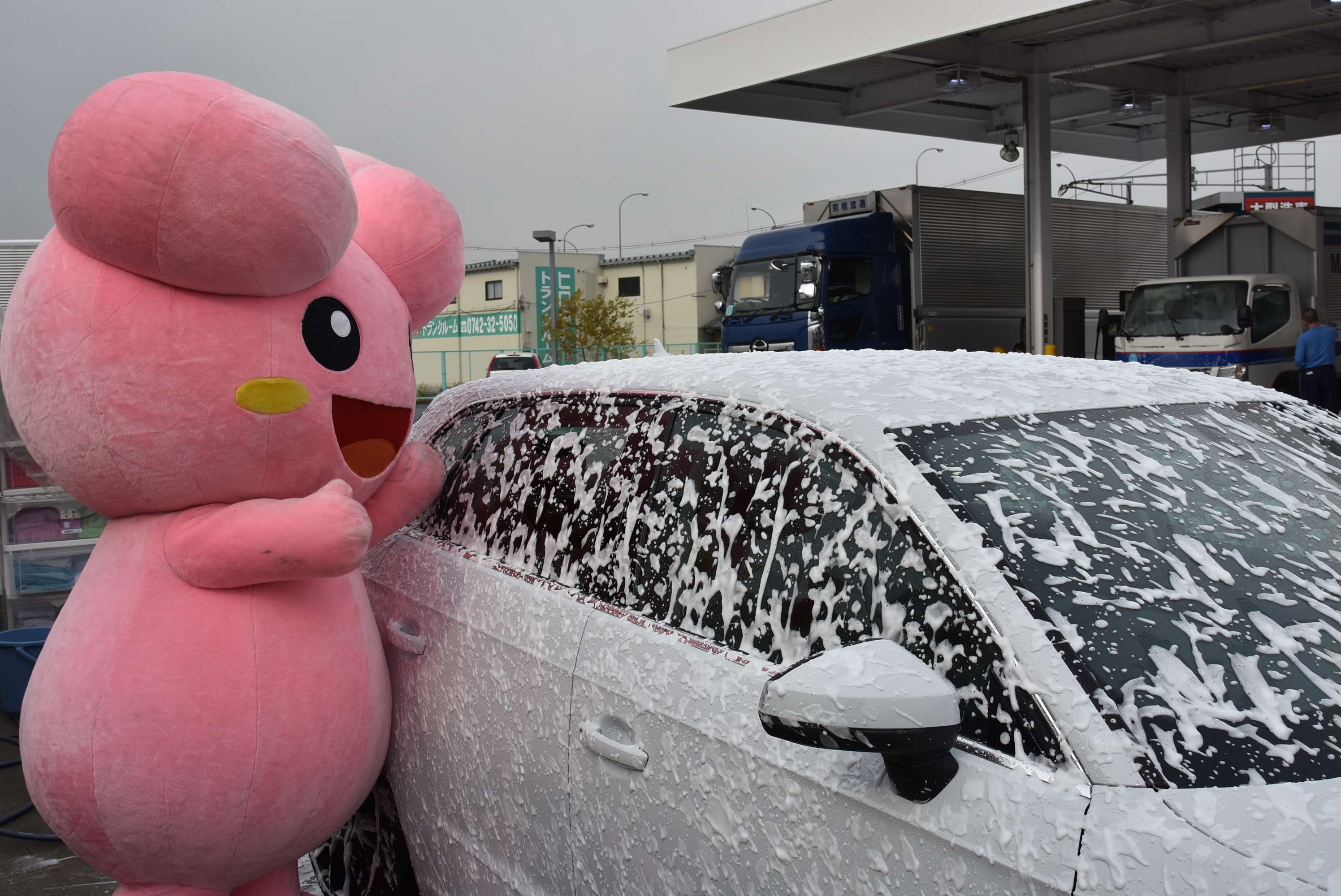 お店の自慢のひとつの手洗い洗車。プロの技で美しく！