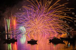 ▲夜空と水面を鮮やかに彩る前夜祭の花火