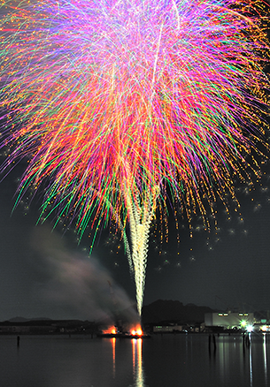 花火は海上にも映り、壮大です