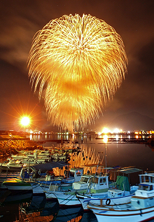 打ち上げ花火が30分間、夜空を色鮮やかに染める