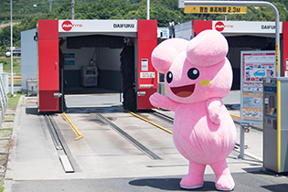 新しくなったドライブスルー洗車機。黄砂の舞った翌日は行列ができることも！