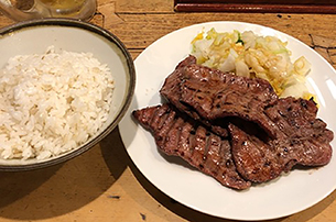 ▲ボリューム満点の牛たんと麦飯。