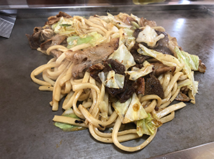 お多福のホルモン焼きうどん