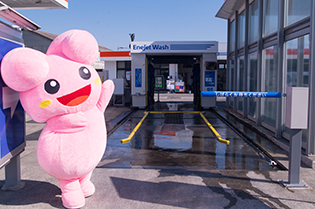新しくなったばかりのドライブスルー型の洗車機です！