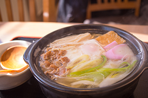 土鍋で出てくるアツアツの鍋焼きうどん